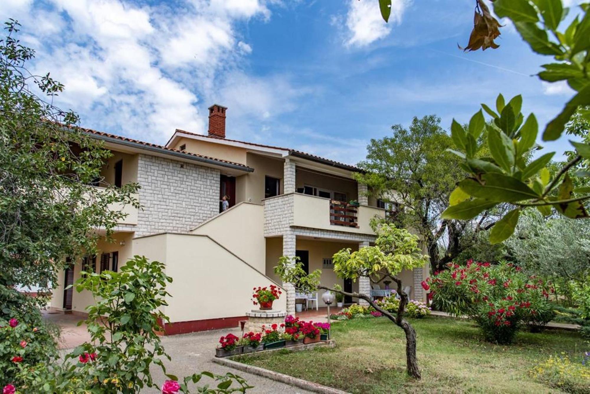 Flower Garden Rhapsody - Modern Family Apartments Near Fažana Exterior foto
