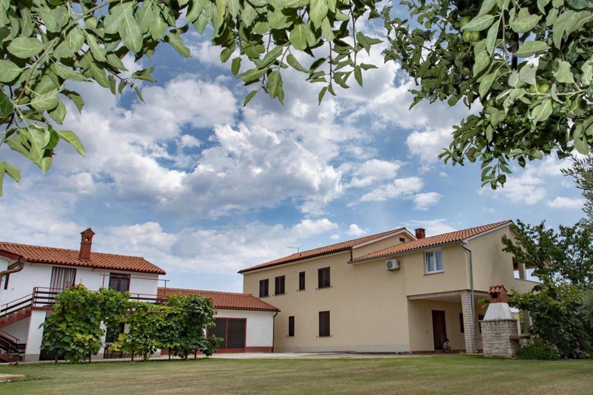 Flower Garden Rhapsody - Modern Family Apartments Near Fažana Exterior foto